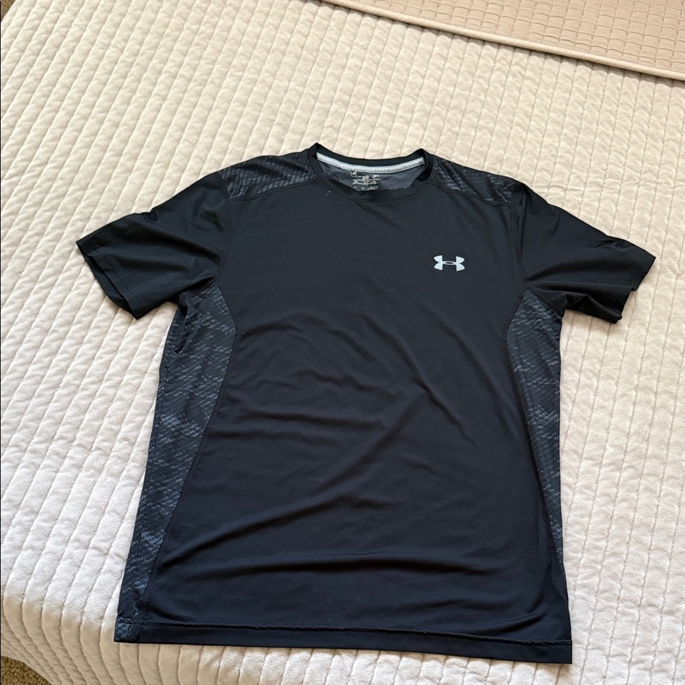 Under Armour Men's Black and Gray Short Sleeve Tee